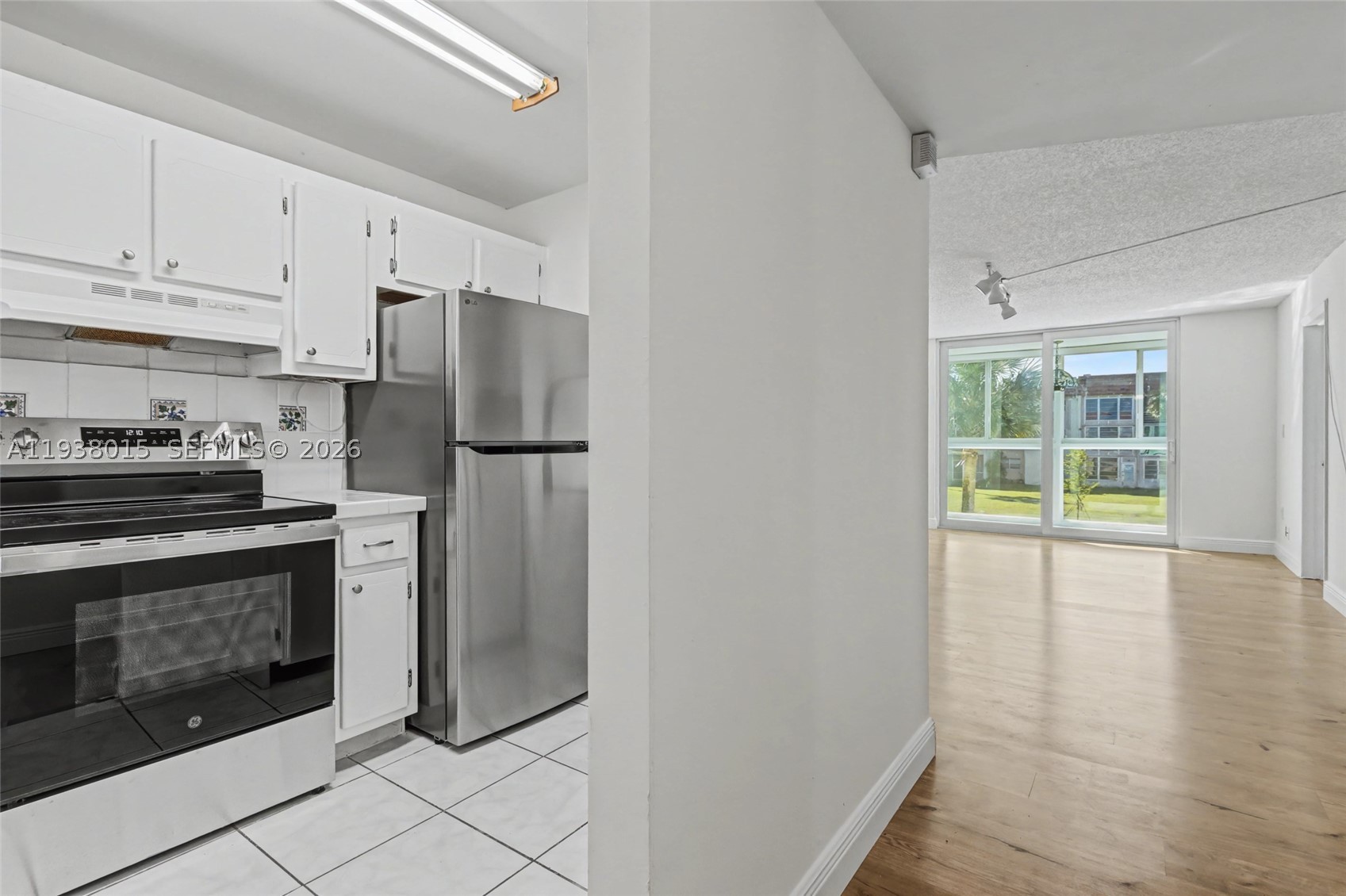 2831 Sunrise Lakes Dr. E 204 Property Photo 11