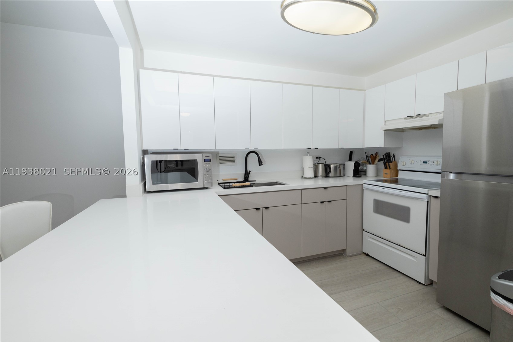 2301 Collins Ave 423 Property Photo 5