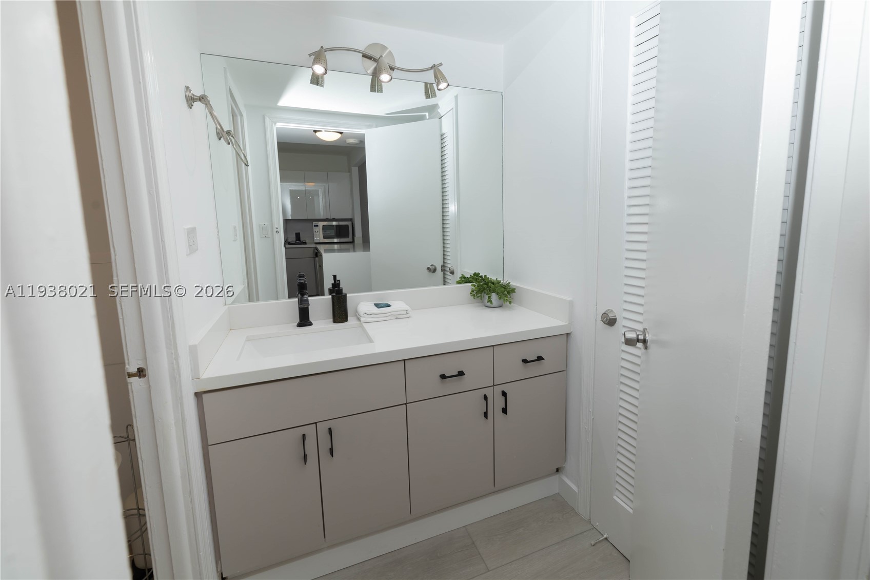 2301 Collins Ave 423 Property Photo 10
