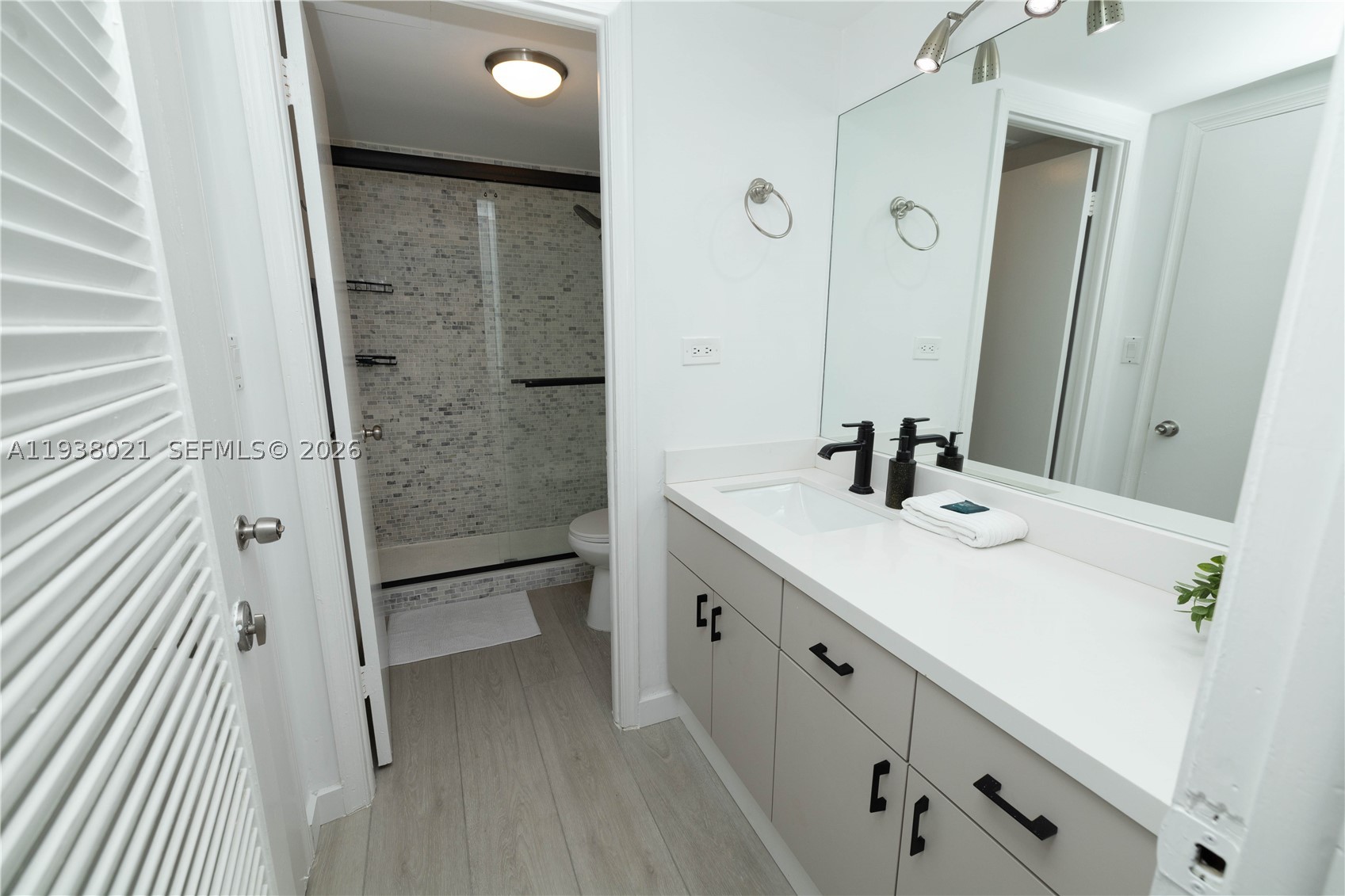 2301 Collins Ave 423 Property Photo 43