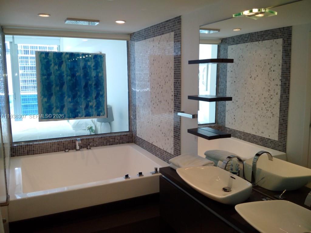 200 Biscayne Boulevard Way 906 Property Photo 8