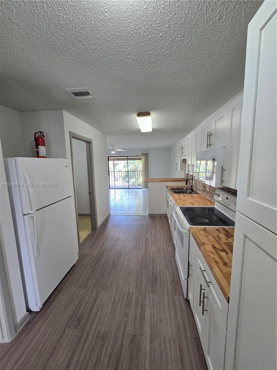 2050 Oleander Blvd 9-206 Property Photo 9
