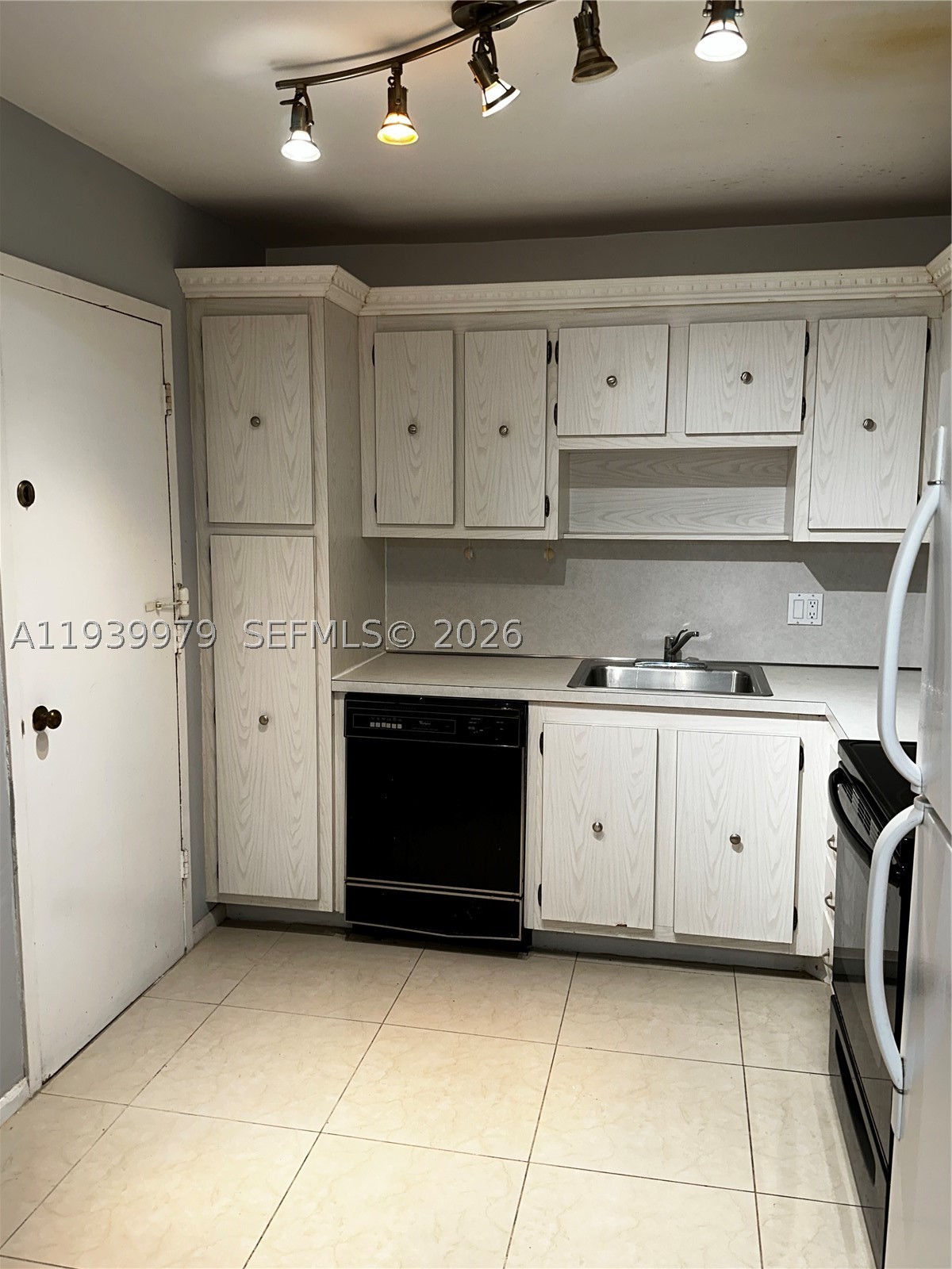 A11939979 Property Photo 24