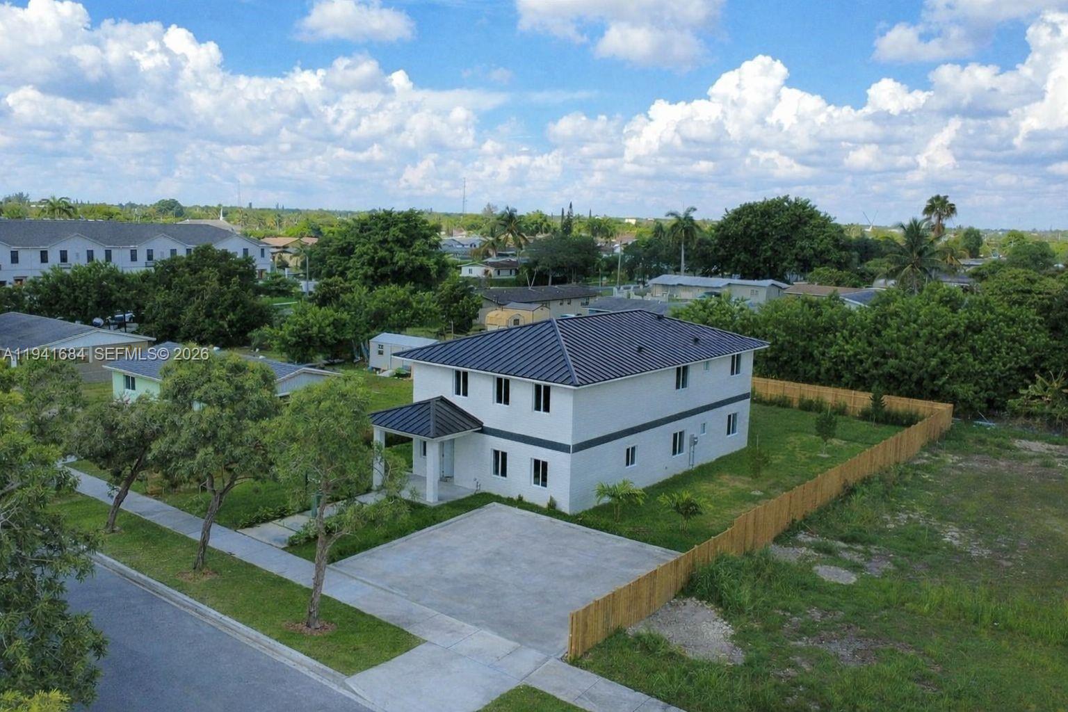 722 Nw 6 Ct Property Photo 2