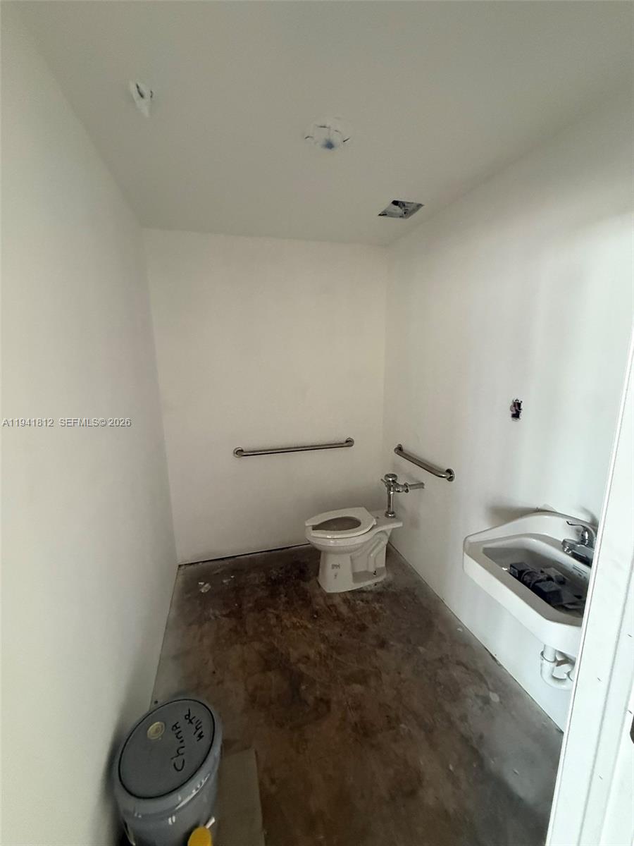112 N Krome Ave Property Photo 8