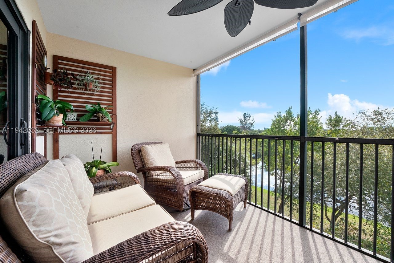 2200 S Cypress Bend Dr 406 Property Photo 9