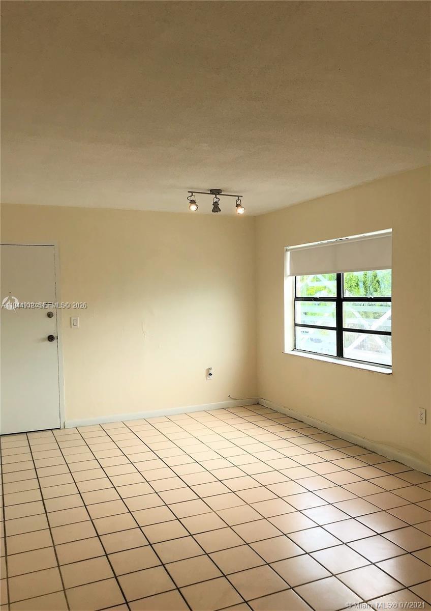 1325 W 68th St 221 Property Photo 8