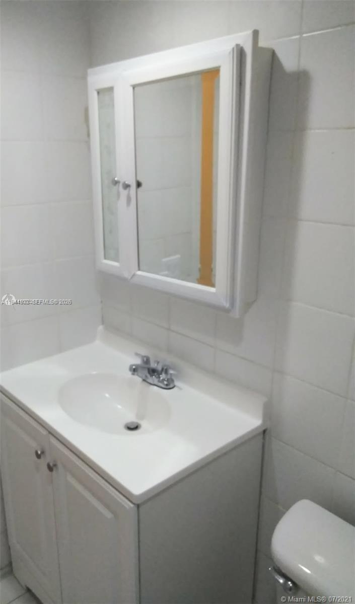 1325 W 68th St 221 Property Photo 9