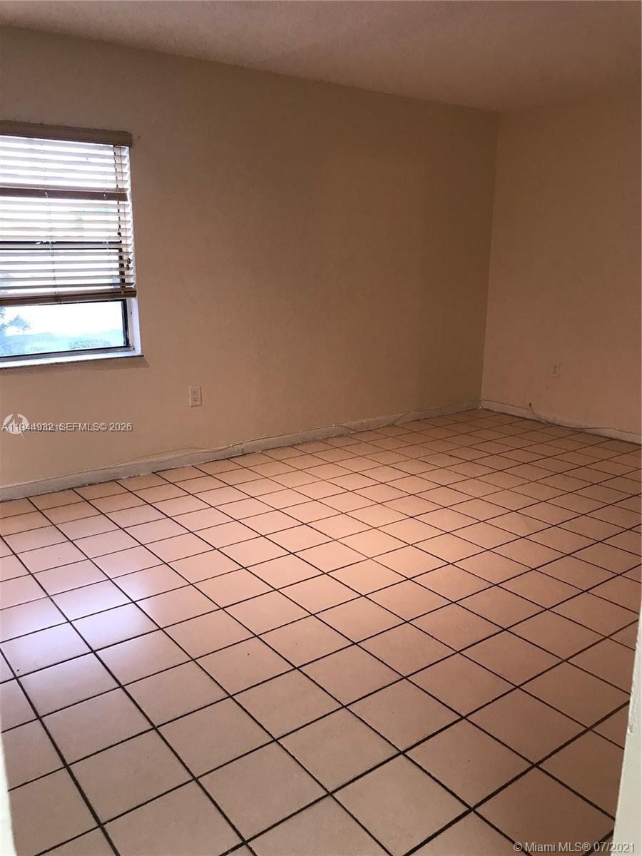 1325 W 68th St 221 Property Photo 10