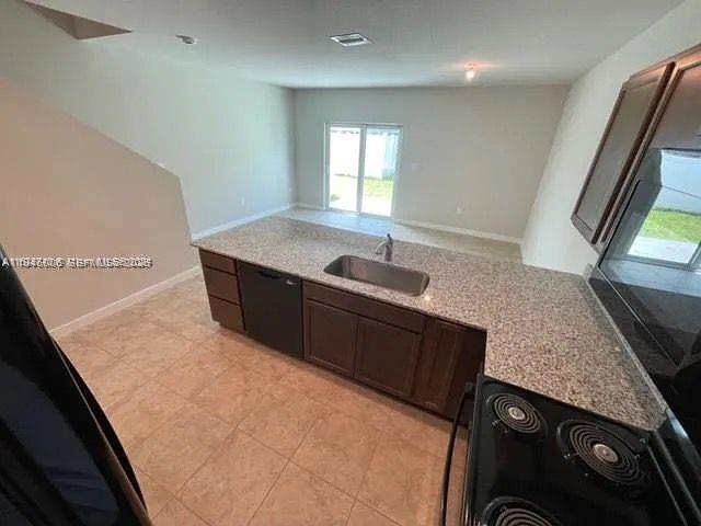 1025 Nw 5th St Property Photo 3
