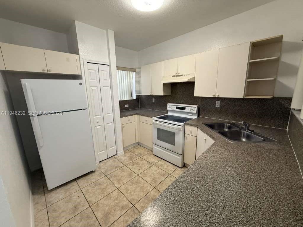 820 Sw 6th Ct Property Photo 3