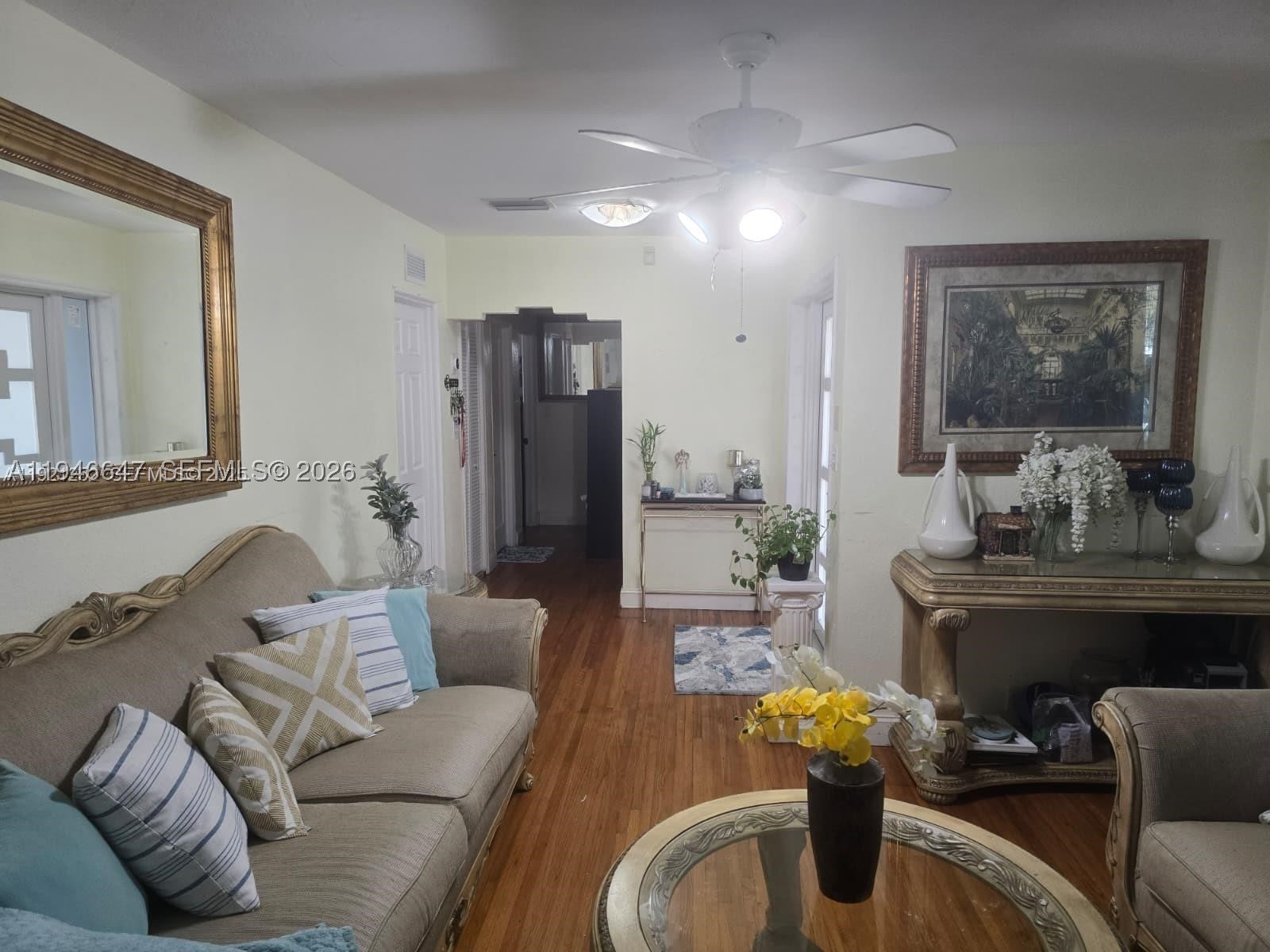 2733 Washington St Property Photo 3