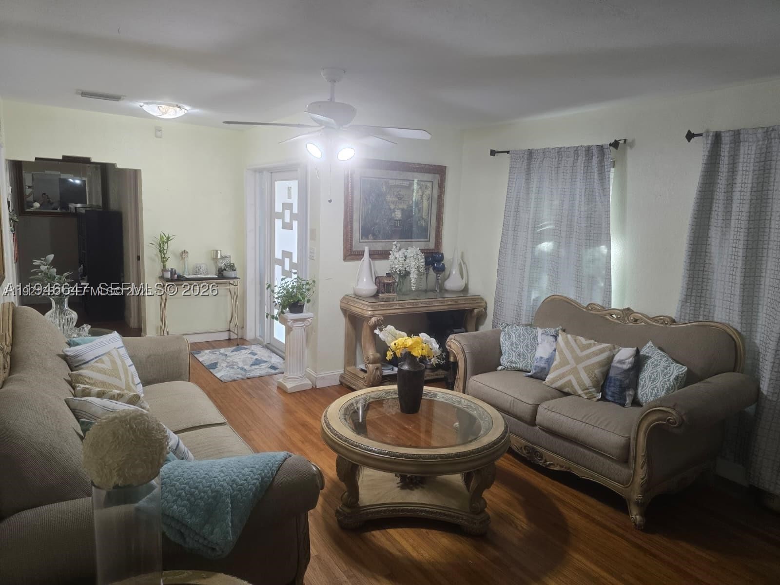 2733 Washington St Property Photo 4