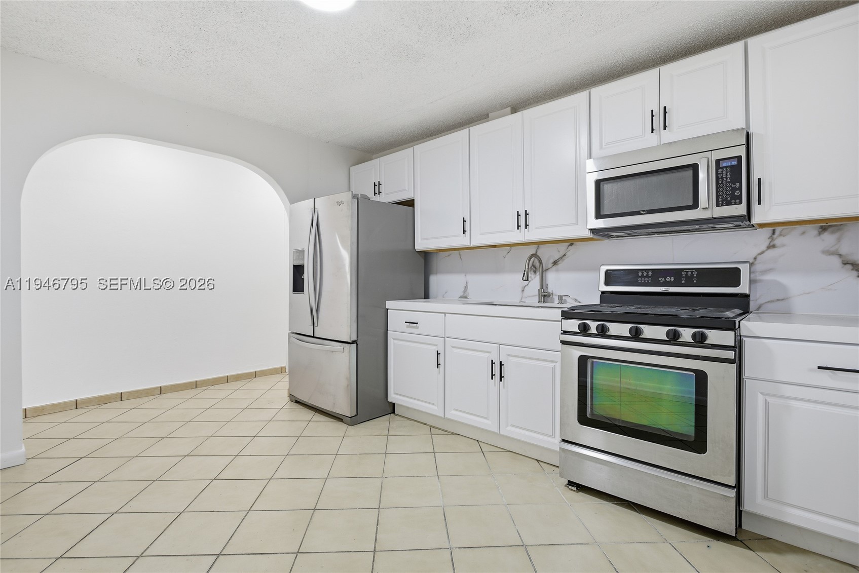 836 W 37th St Property Photo 8