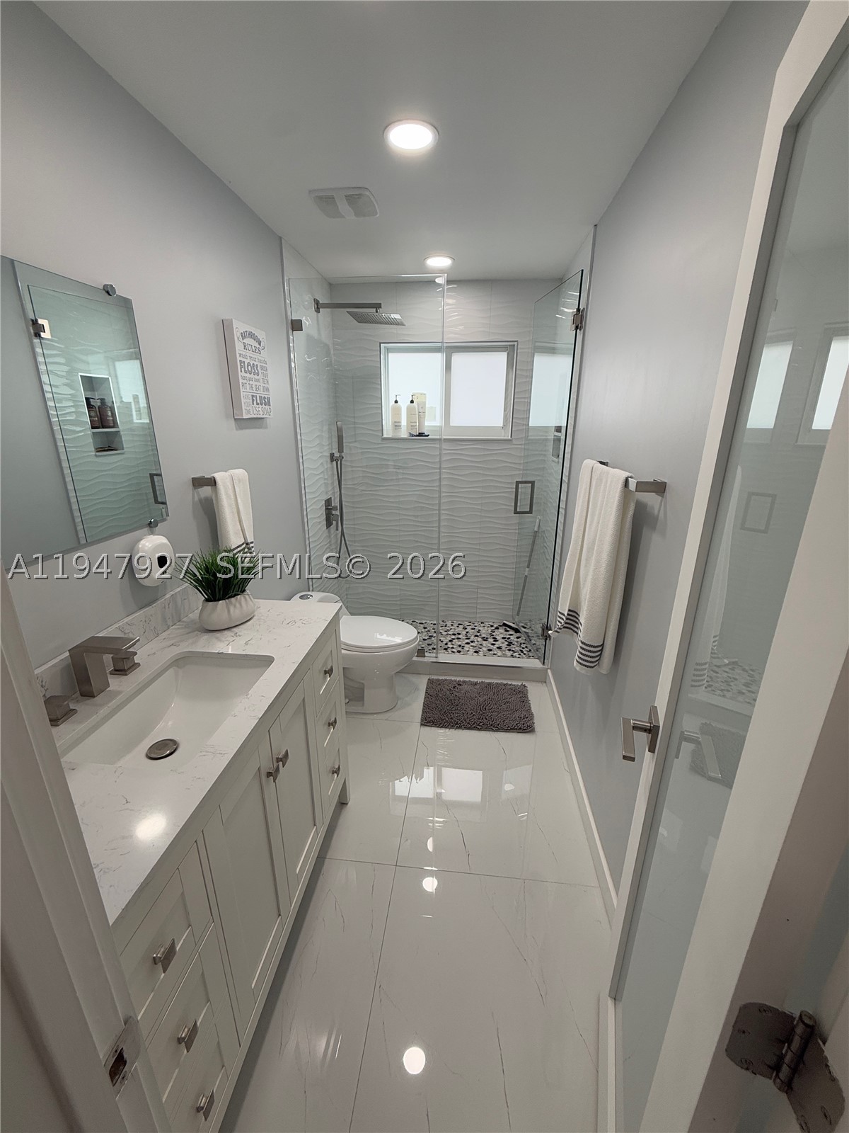380 W 41st St Property Photo 13