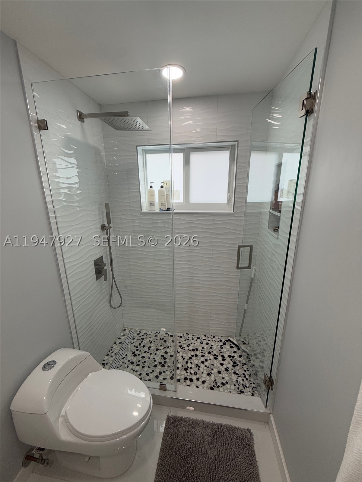 380 W 41st St Property Photo 14