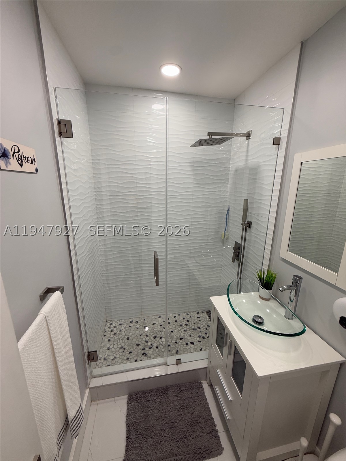 380 W 41st St Property Photo 17