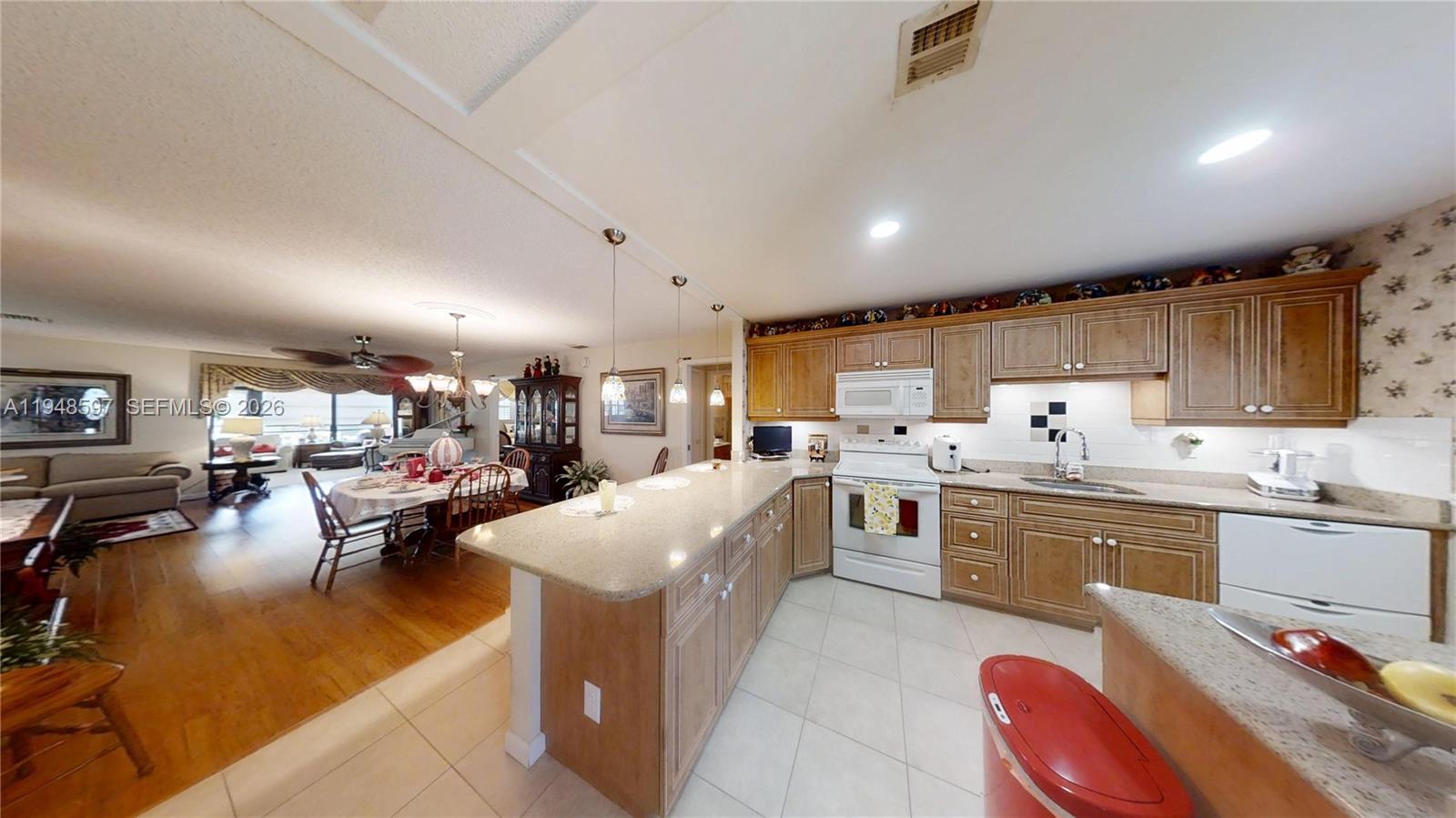 1527 Edgewater Circle Property Photo 2
