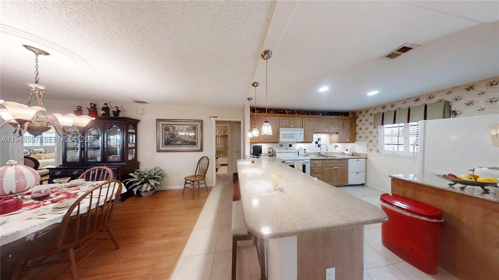 1527 Edgewater Circle Property Photo 3
