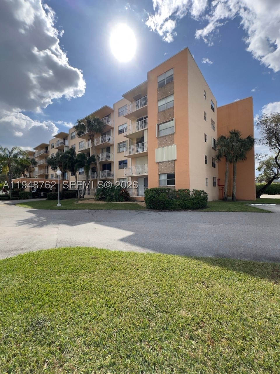 500 Executive Center Dr 2N Property Photo 1