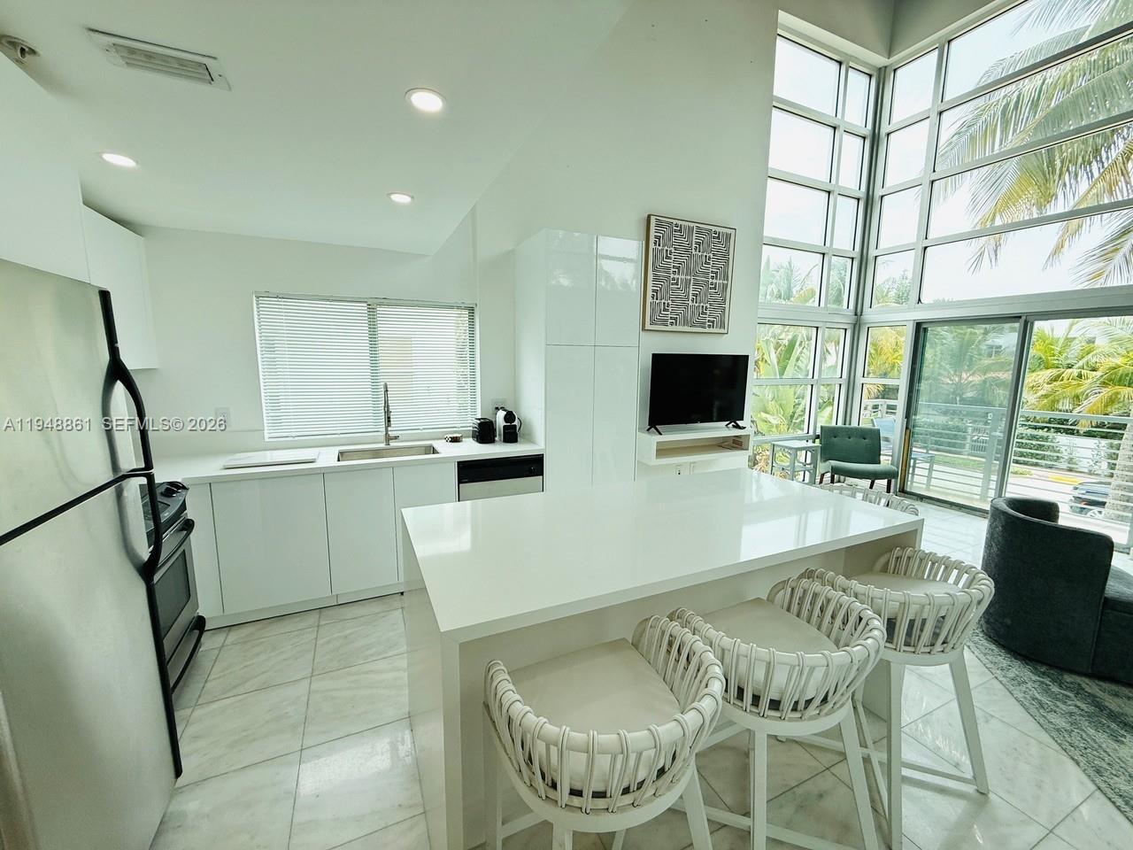 7700 Collins Ave 5 Property Photo 6