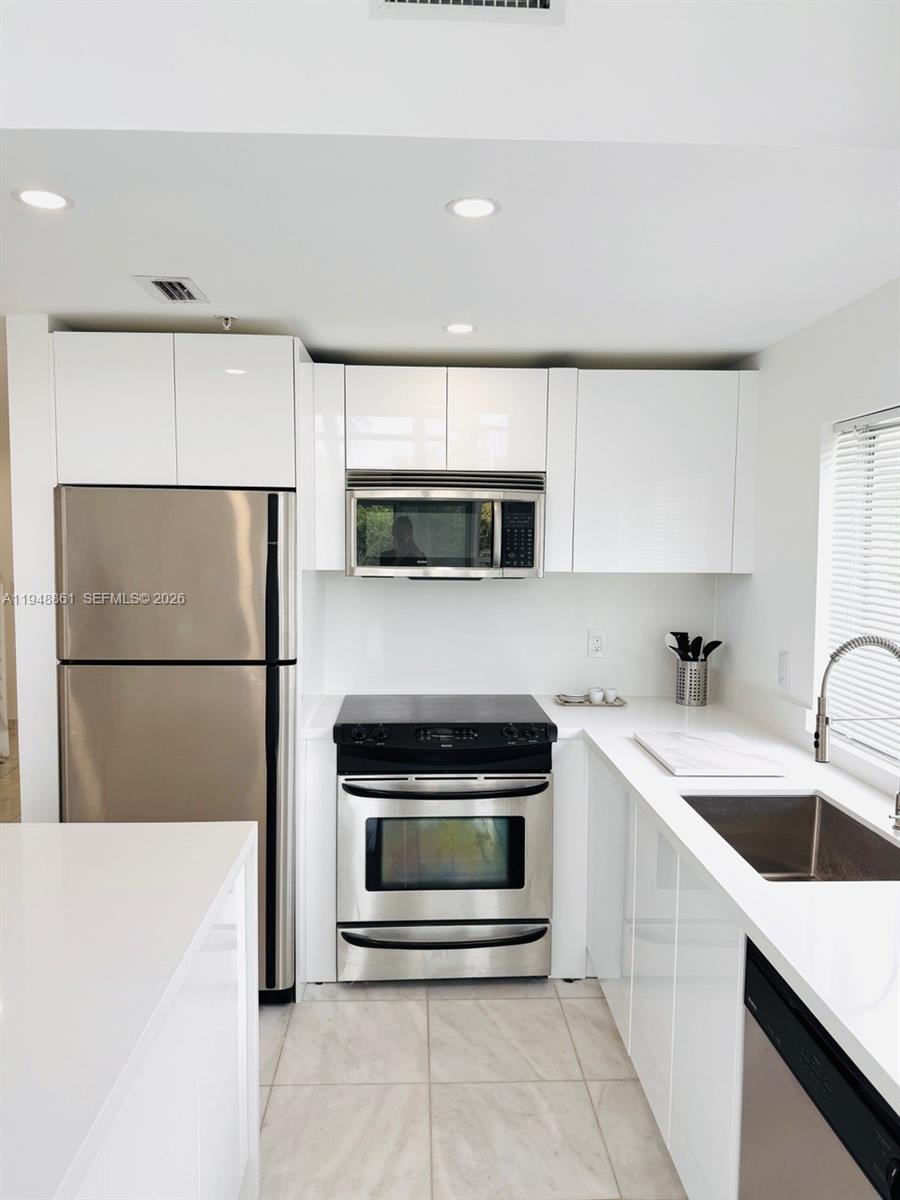 7700 Collins Ave 5 Property Photo 8