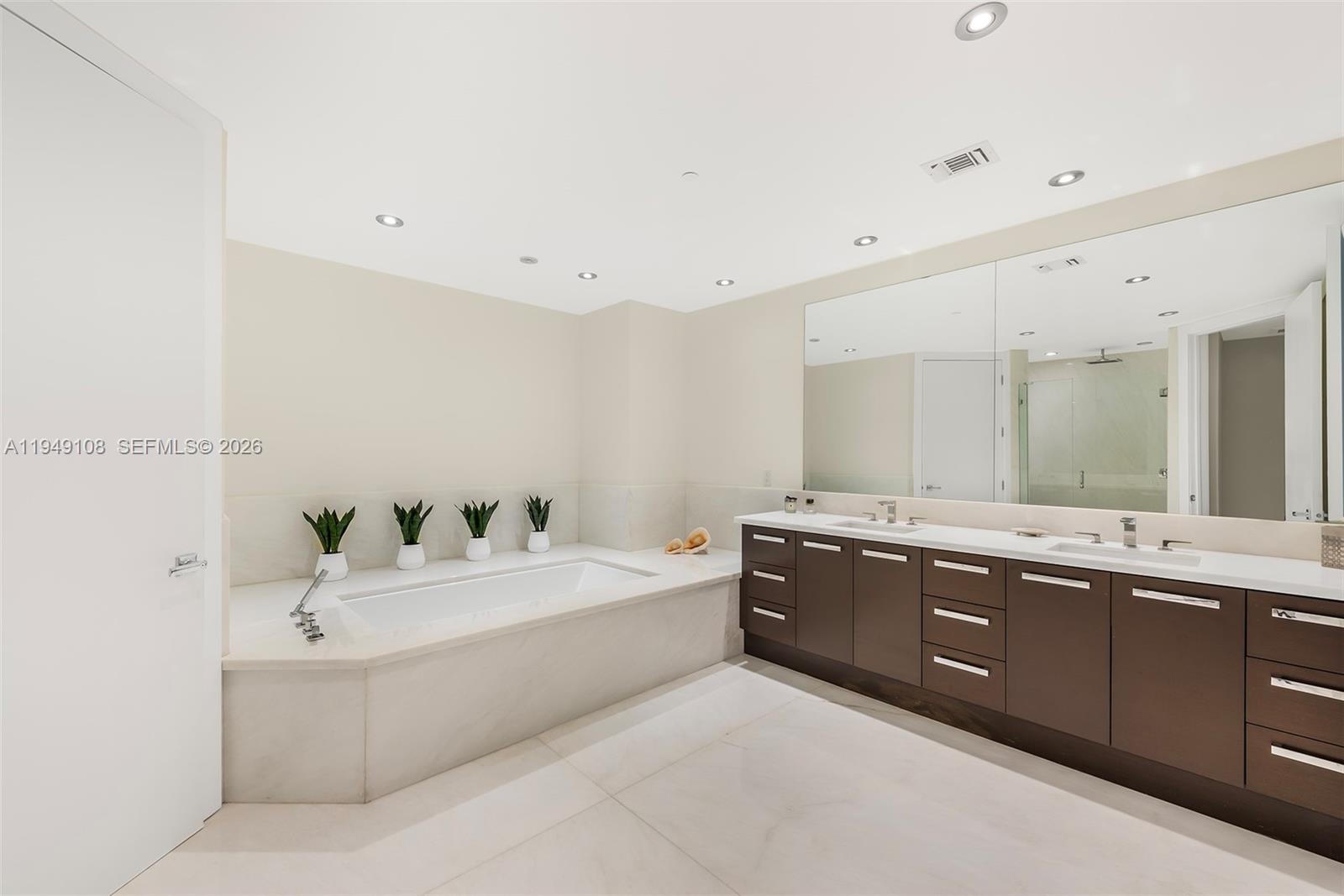 5959 Collins Ave 606 Property Photo 28