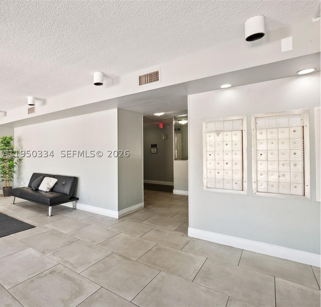 2771 Taft St 411 Property Photo 4
