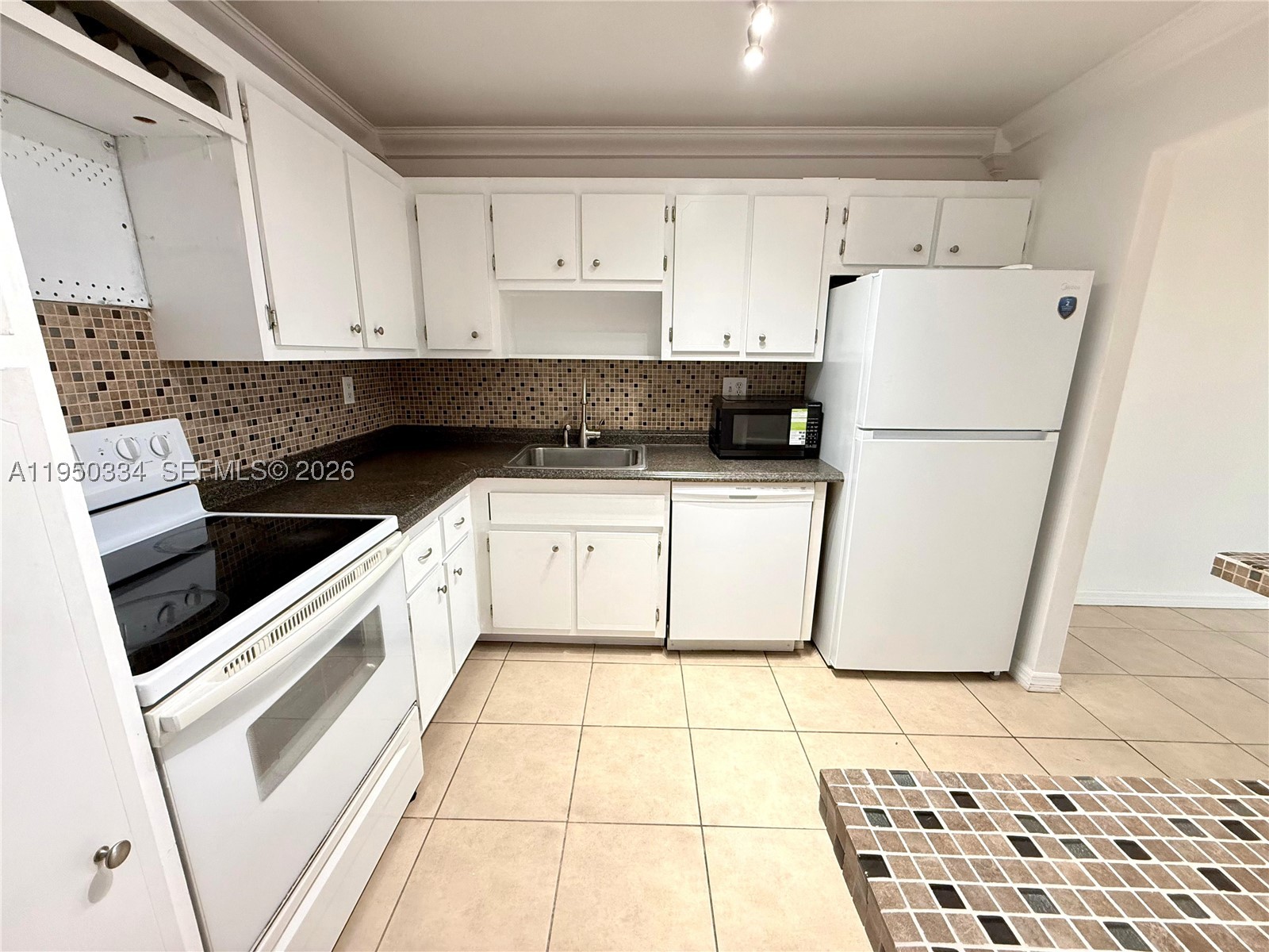 2771 Taft St 411 Property Photo 7