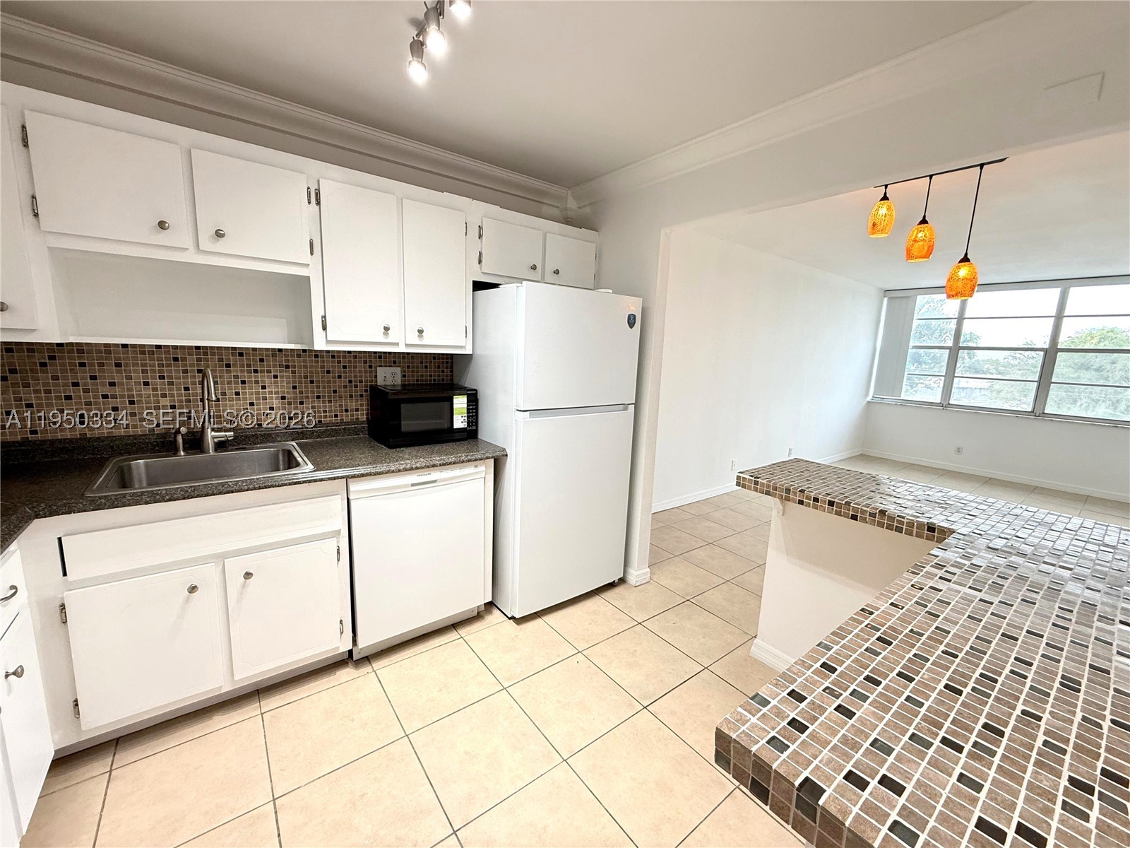 2771 Taft St 411 Property Photo 8