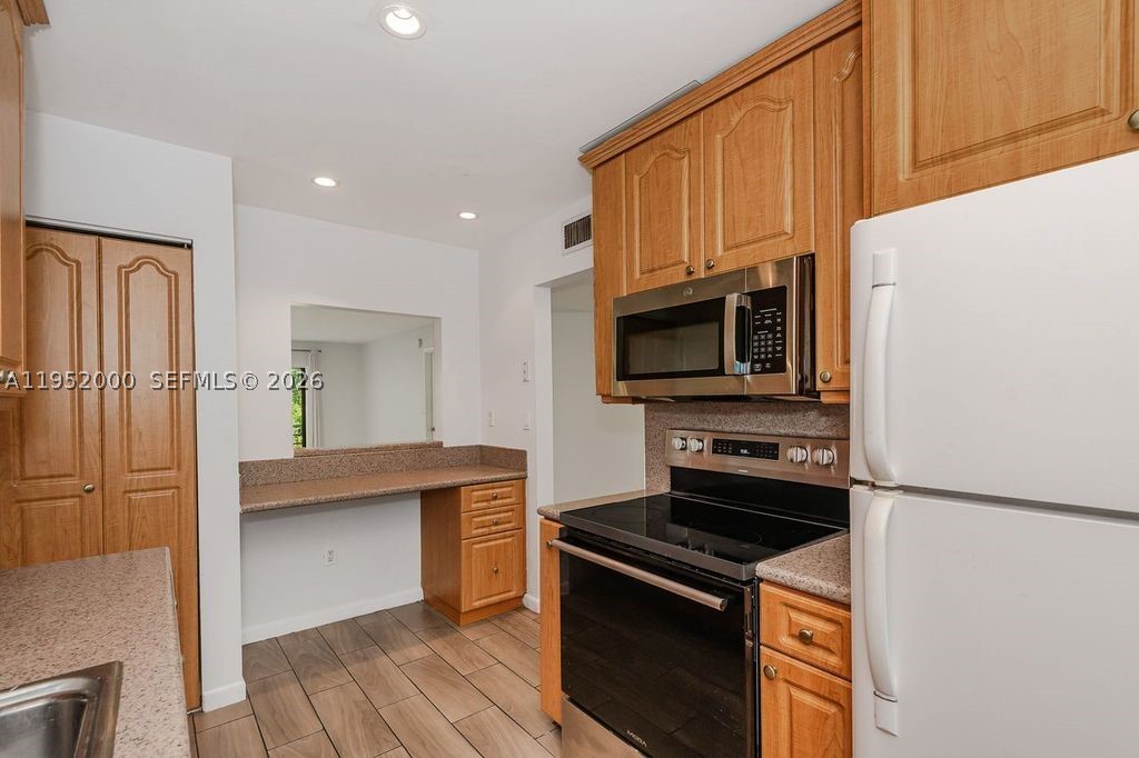 4111 Stirling Rd 308 Property Photo 4