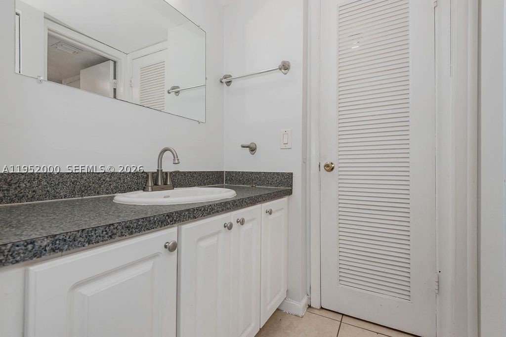 4111 Stirling Rd 308 Property Photo 20
