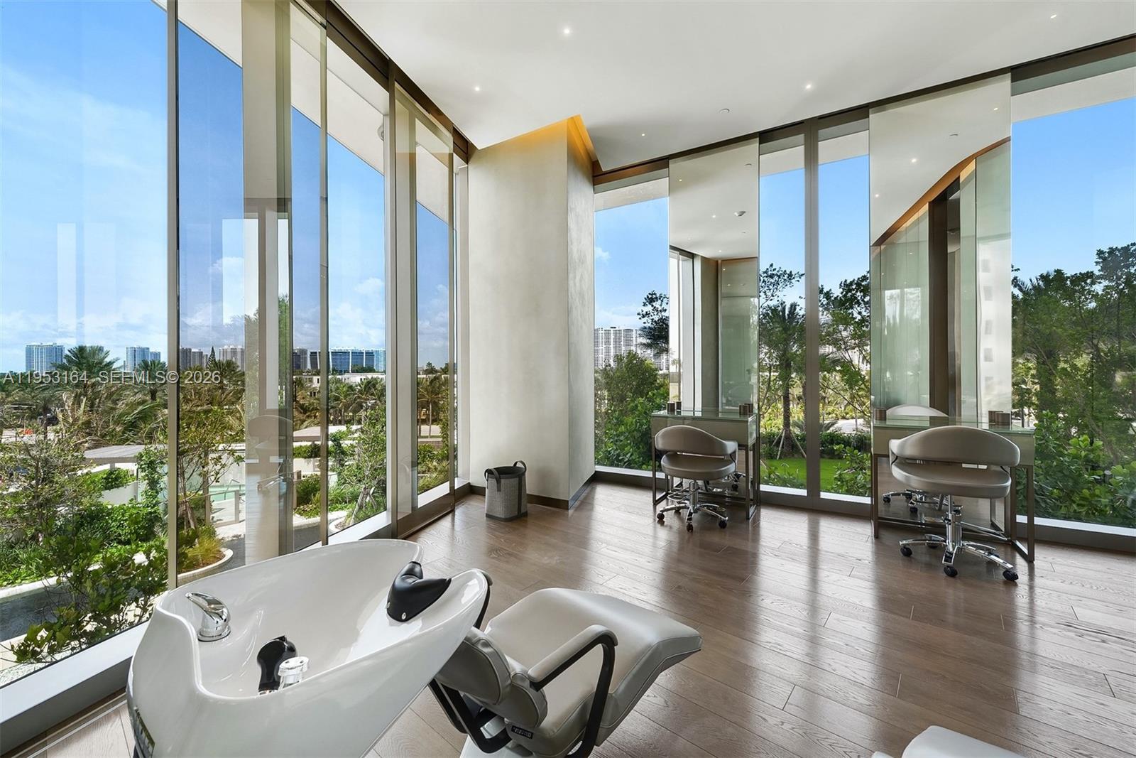18975 Collins Ave 400+ Cabana Property Photo 17