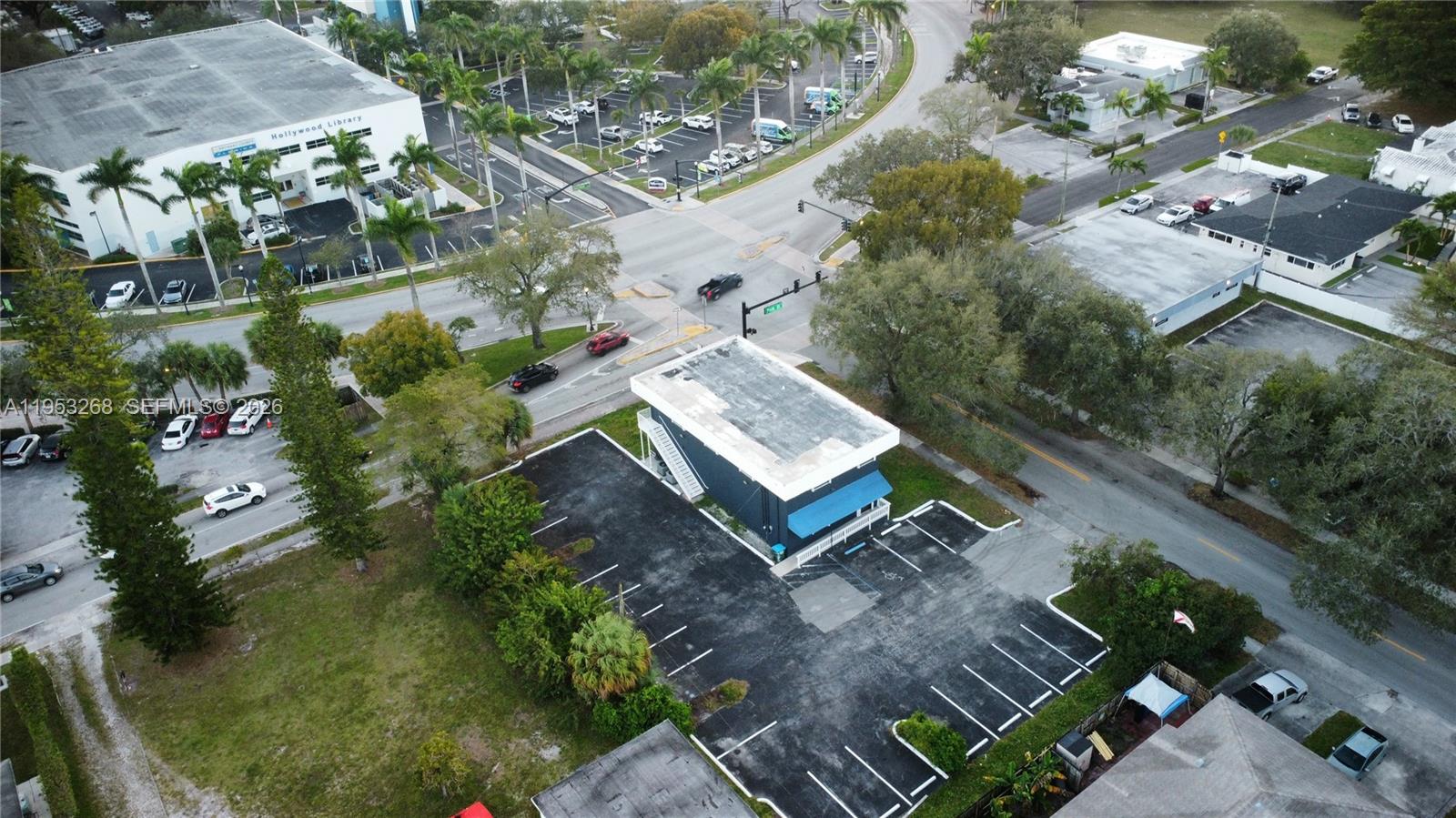 2555 Polk St Property Photo 4