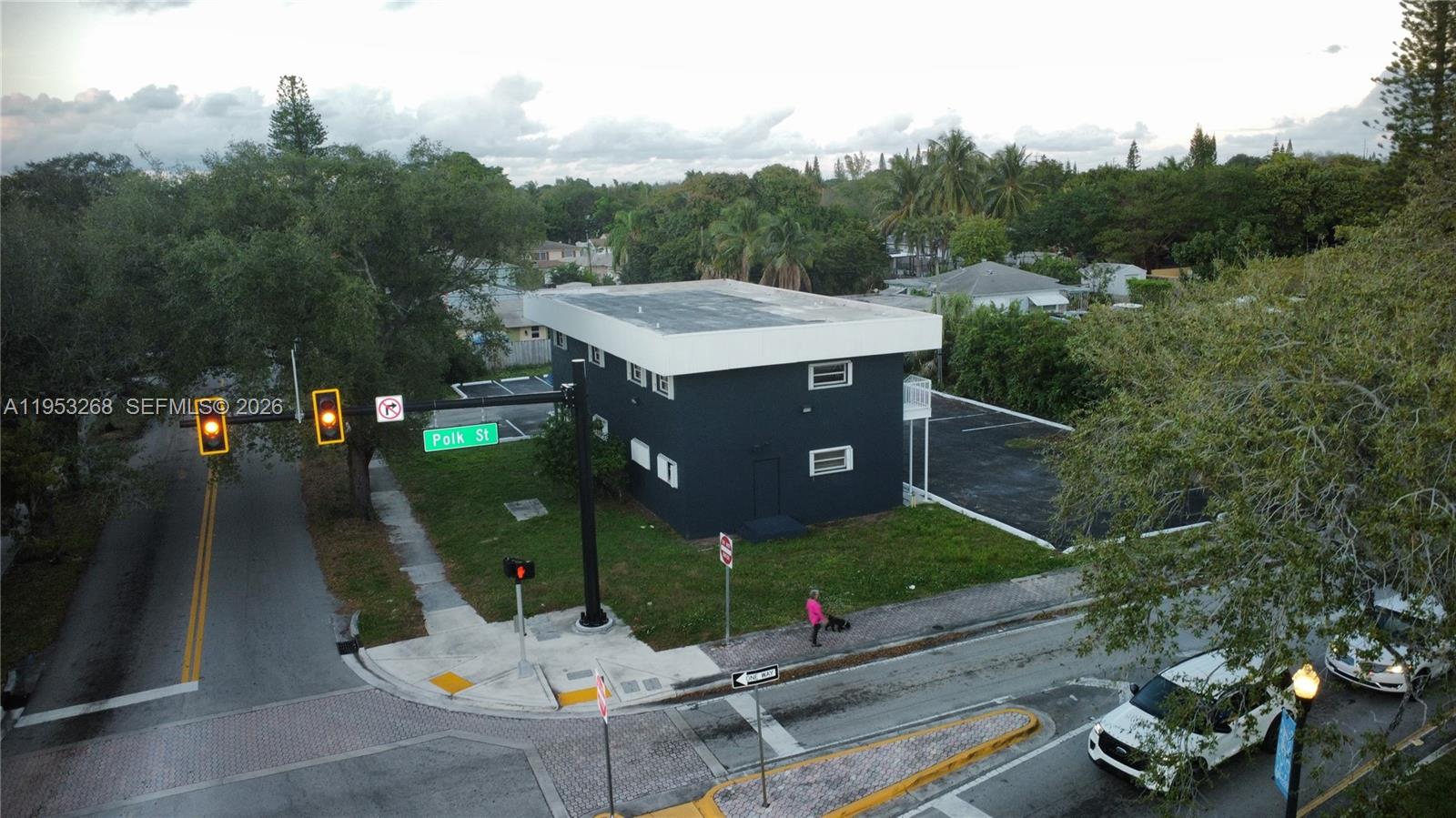 2555 Polk St Property Photo 8