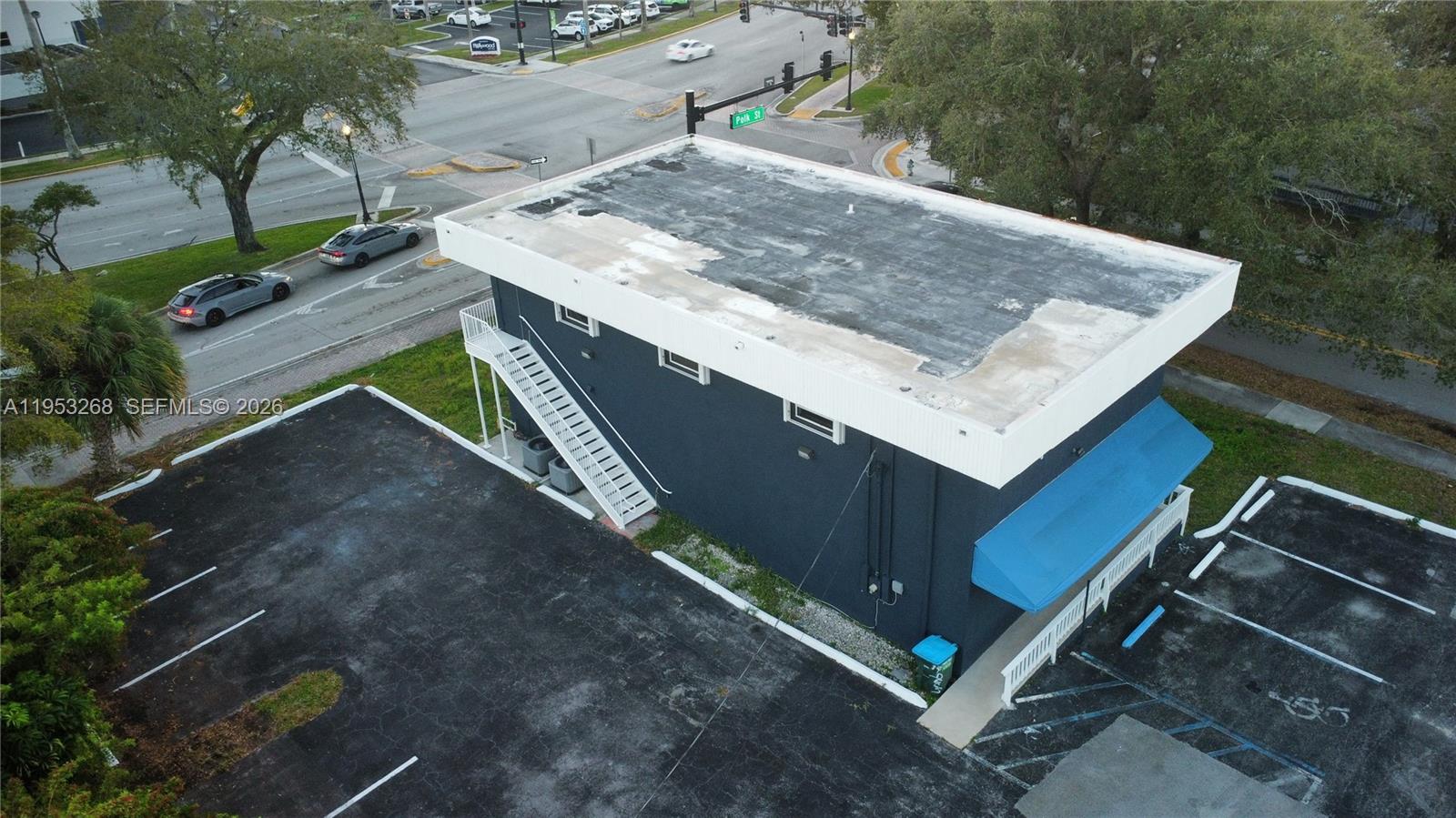 2555 Polk St Property Photo 9