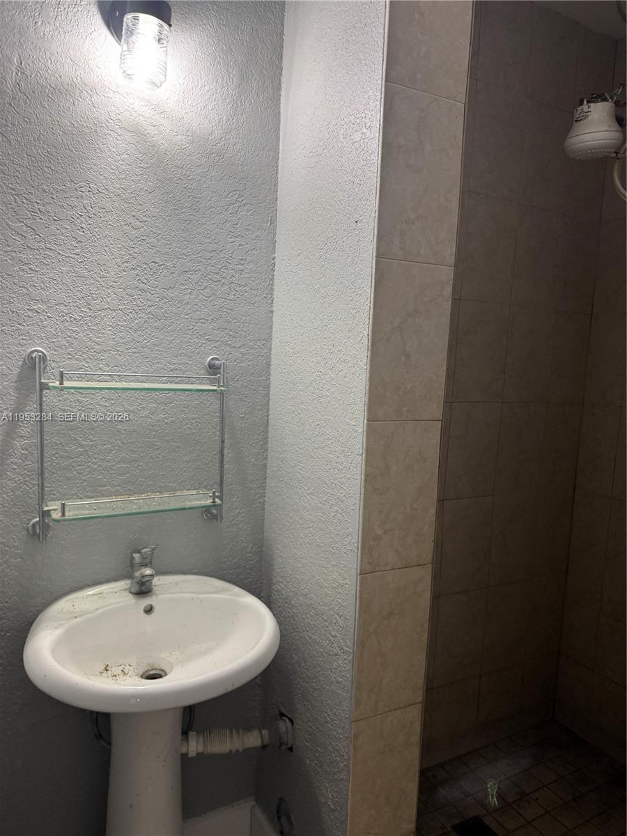 A11953284 Property Photo 14