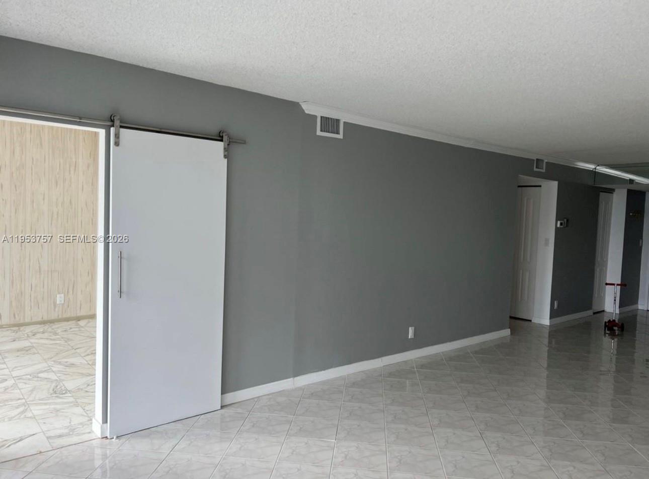 1000 Parkview Dr 528 Property Photo 10
