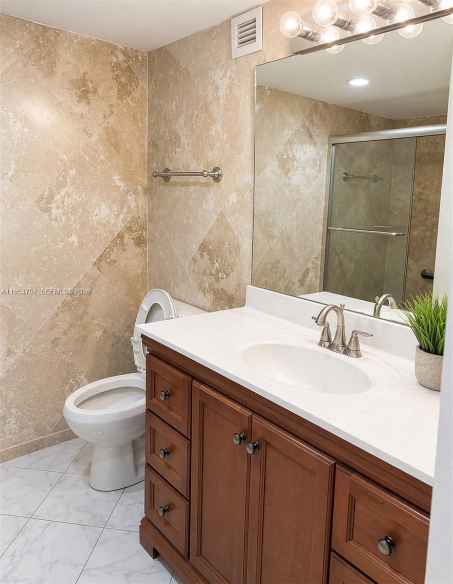 1000 Parkview Dr 528 Property Photo 16