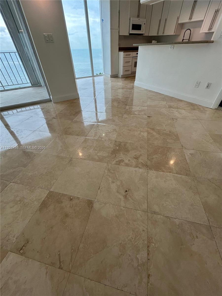 881 Ocean Dr 10d Property Photo 6