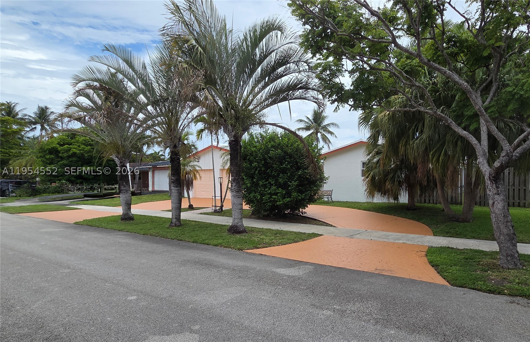 1245 Coral Ln Property Photo 5