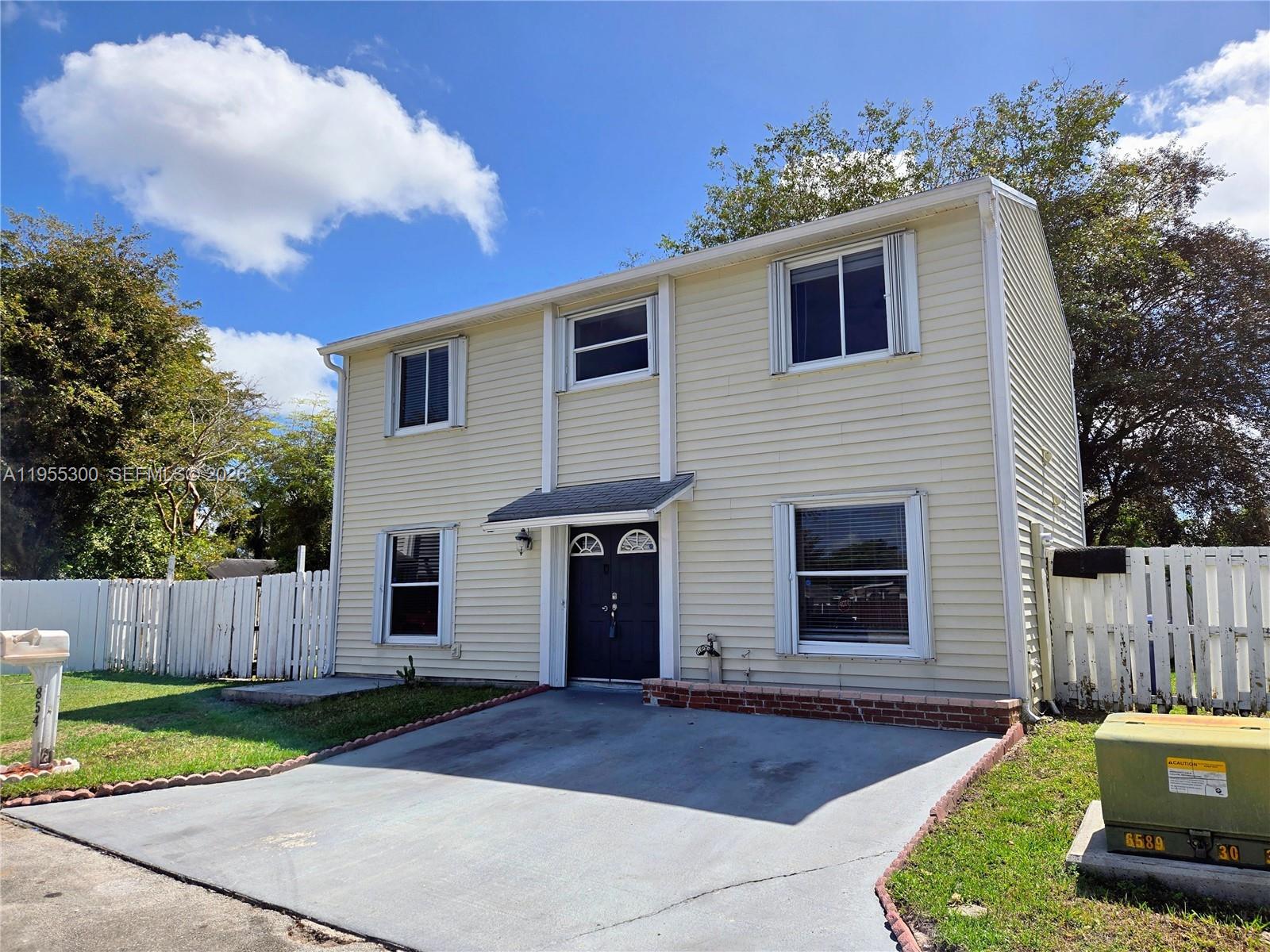 854 SW 8th Pl Property Photo 1