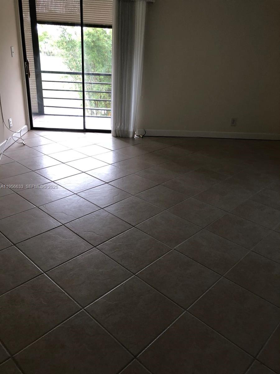 4000 N Hills Dr 32 Property Photo 6