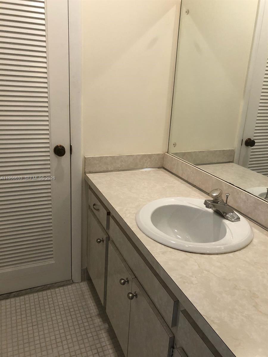 4000 N Hills Dr 32 Property Photo 9