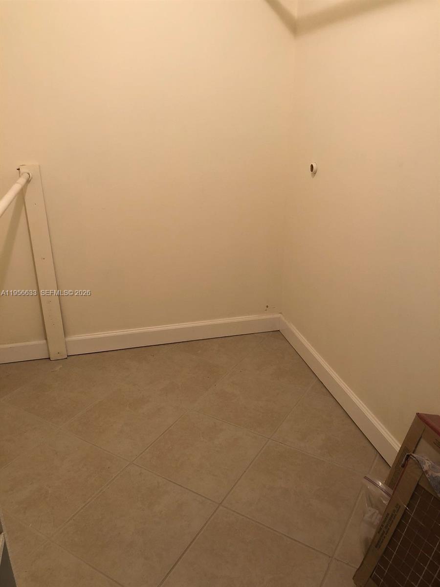 4000 N Hills Dr 32 Property Photo 11