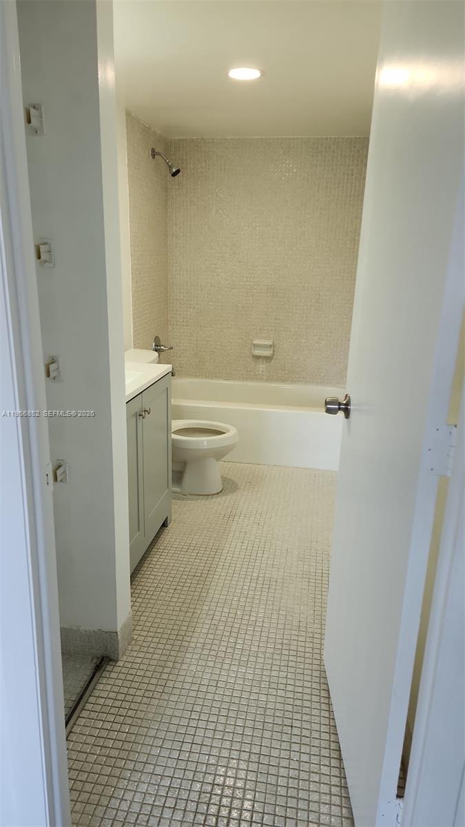 4174 Inverrary Dr 311 Property Photo 6