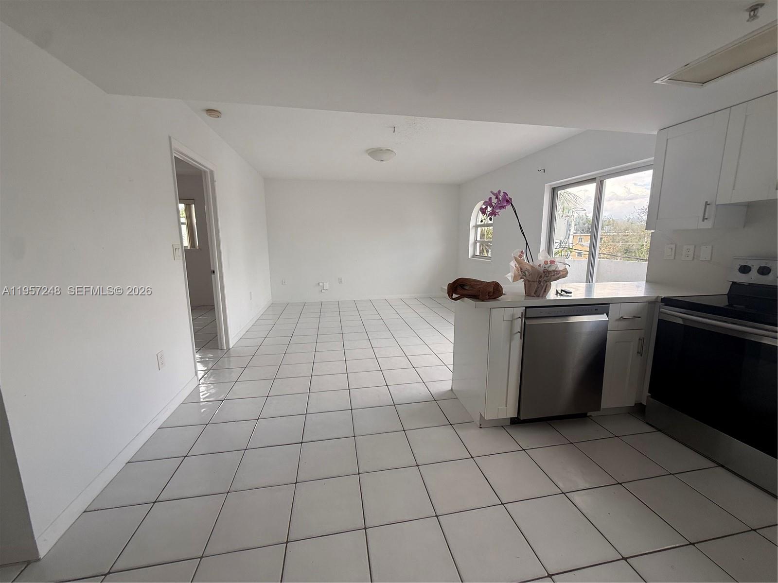 3052 Sw 27th Ave 301 Property Photo 3