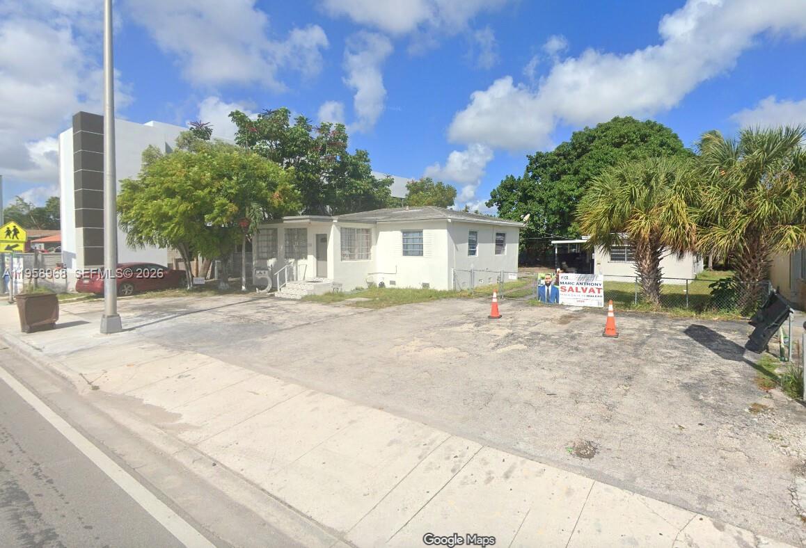 309 E 49th St Property Photo 1
