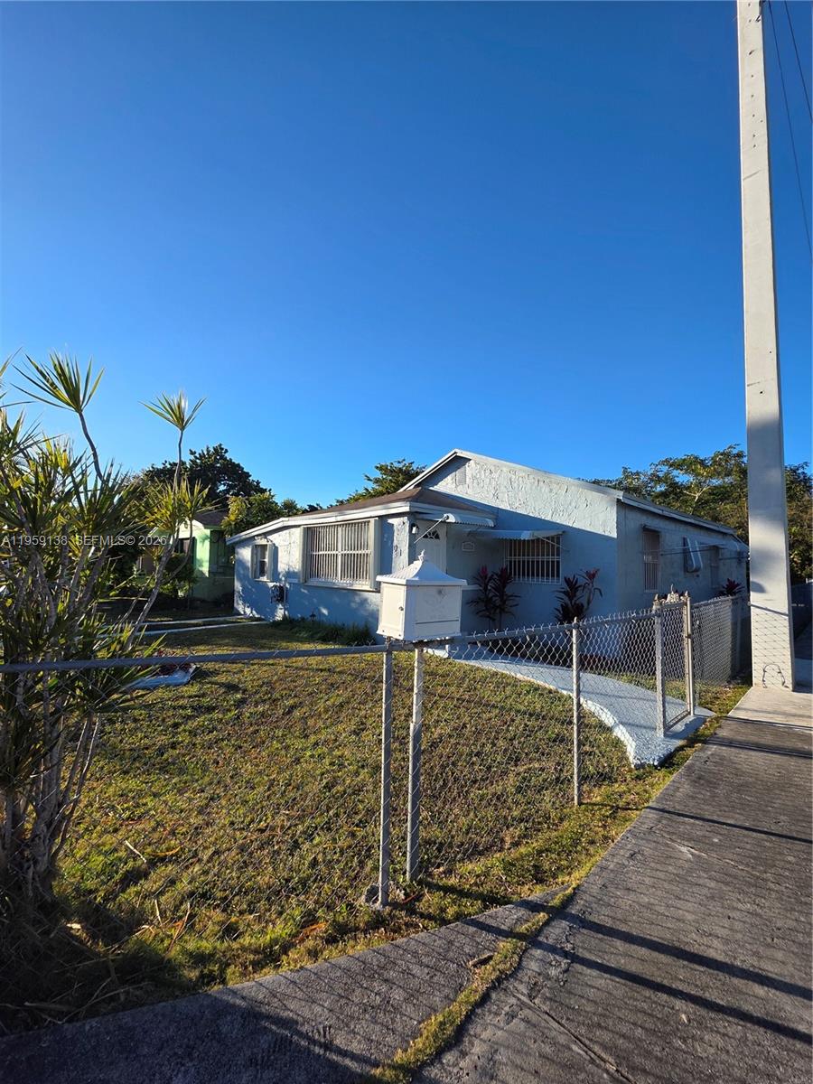 2401 Nw 56th St Property Photo 2