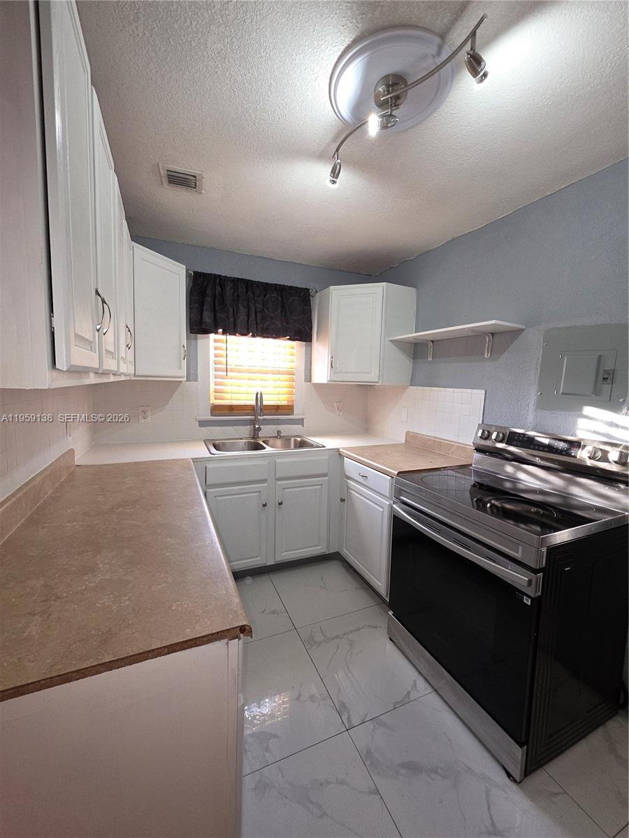 2401 Nw 56th St Property Photo 9